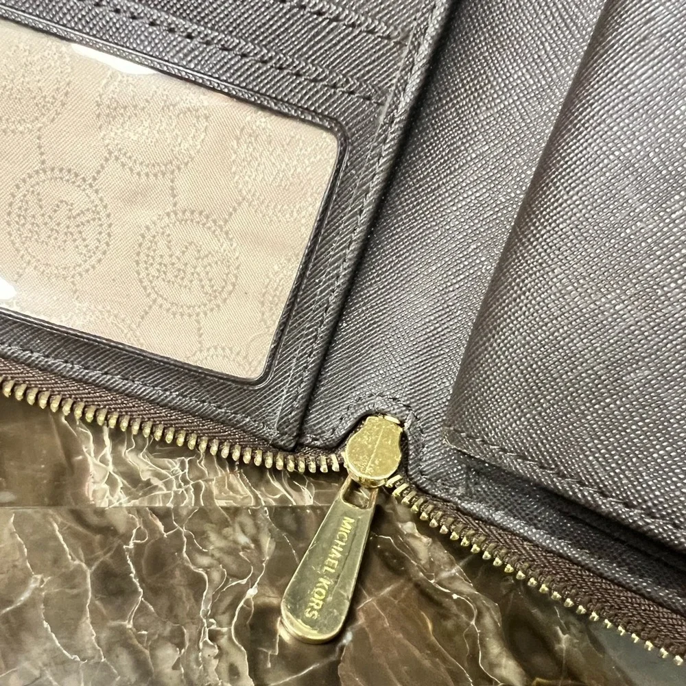 Michael Kors: Jet Set Travel - Large Continental Full-Zip Traveler Wallet